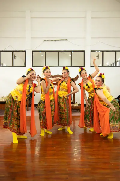 Skupina Tradičních Javánských Tanečníků Kteří Baví Svými Přáteli Pódiu Představení — Stock fotografie