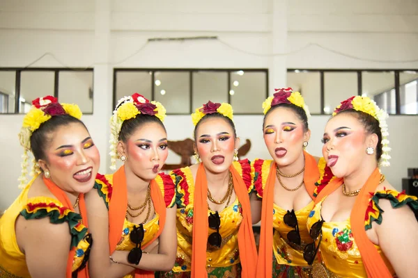 Μια Ομάδα Παραδοσιακών Χορευτών Της Ιάβας Γελούν Μαζί Γελοία Πρόσωπα — Φωτογραφία Αρχείου