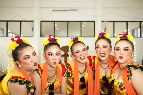 Een Groep Traditionele Javaanse Dansers Lachen Samen Met Belachelijke Gezichten — Stockfoto