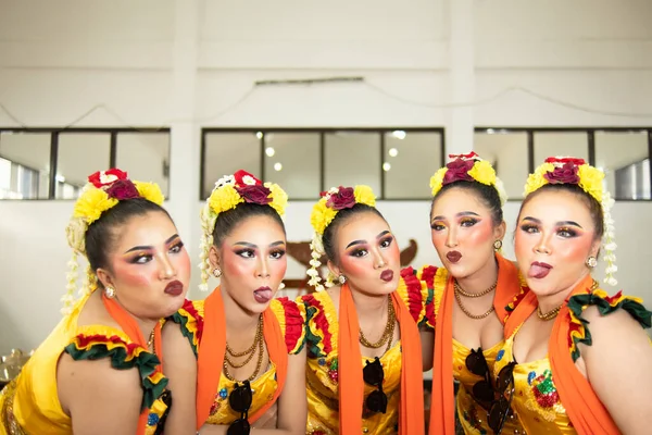 Μια Ομάδα Παραδοσιακών Χορευτών Της Ιάβας Γελούν Μαζί Γελοία Πρόσωπα — Φωτογραφία Αρχείου