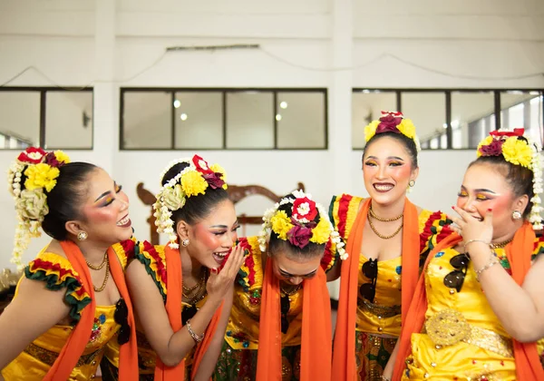 中午时分 一群传统的爪哇舞蹈家在舞台上笑容满面 兴高采烈 — 图库照片