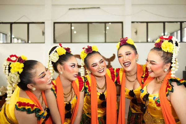 Eine Gruppe Traditioneller Javanischer Tänzer Die Zusammen Mit Lächerlichen Gesichtern — Stockfoto