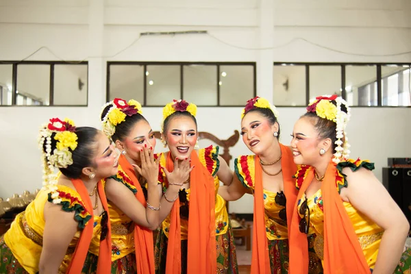 Grupo Dançarinos Javaneses Tradicionais Rindo Junto Com Rostos Ridículos Cheios — Fotografia de Stock