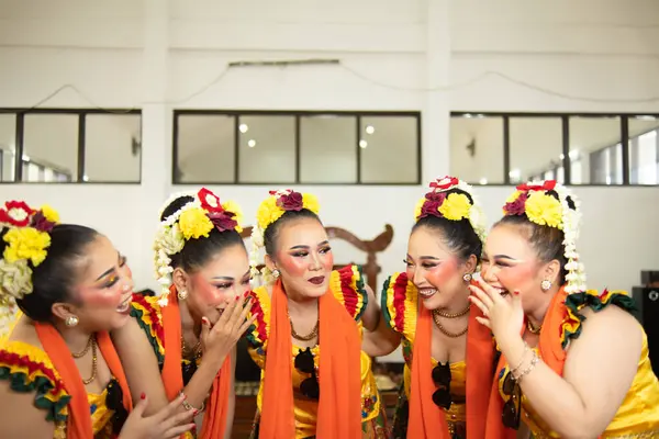 ジャワの伝統的なダンサーのグループは バカげた顔と一緒に笑い 正午のステージで喜びに満ちています — ストック写真