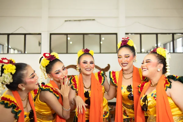 Skupina Tradičních Javánských Tanečníků Kteří Spolu Směšnými Tvářemi Plnými Radosti — Stock fotografie