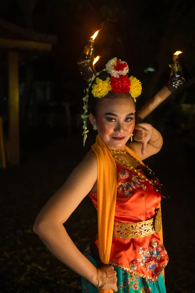 Portrait Une Danseuse Javanaise Avec Des Fleurs Sur Tête Maquillage — Photo