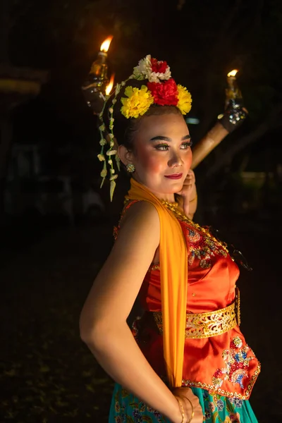 Retrato Una Bailarina Javanesa Con Flores Cabeza Maquillaje Hermoso Rostro — Foto de Stock
