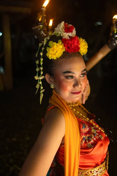 Retrato Una Bailarina Javanesa Con Flores Cabeza Maquillaje Hermoso Rostro — Foto de Stock