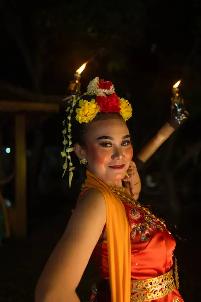 Portret Jawajskiej Tancerki Kwiatami Głowie Makijażem Jej Pięknej Twarzy Nocy — Zdjęcie stockowe