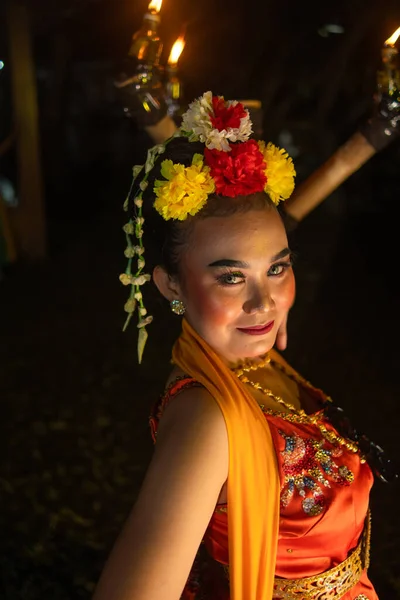 一个爪哇舞蹈家的画像 她头上戴着花 晚上在美丽的脸上化着妆 — 图库照片