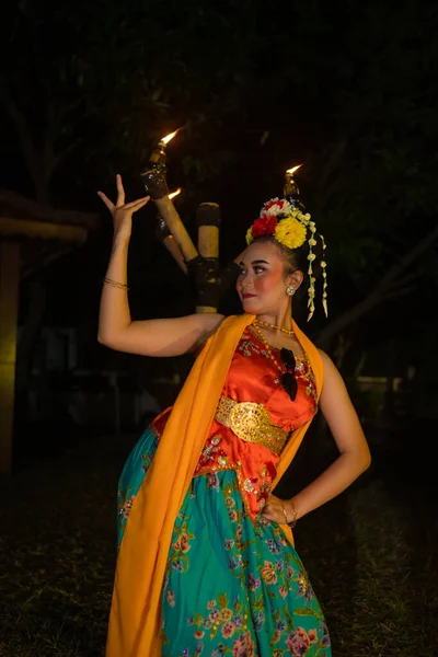 Une Danseuse Asiatique Traditionnelle Pose Devant Une Torche Brûlante Costume — Photo