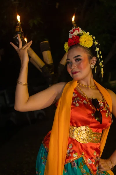 Ένας Παραδοσιακός Ασιάτης Χορευτής Ποζάρει Μπροστά Από Έναν Πυρσό Πορτοκαλί — Φωτογραφία Αρχείου
