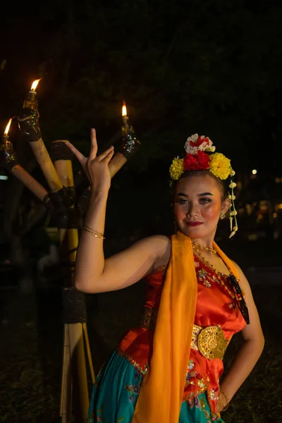 Traditionell Asiatisk Dansare Poserar Framför Brinnande Fackla Orange Kostym Som — Stockfoto