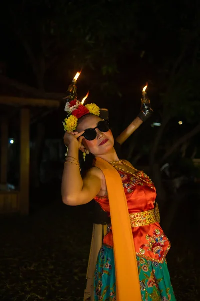 Традиційні Азіатські Танцювальні Пози Сонцезахисними Окулярами Під Час Танців Сцені — стокове фото