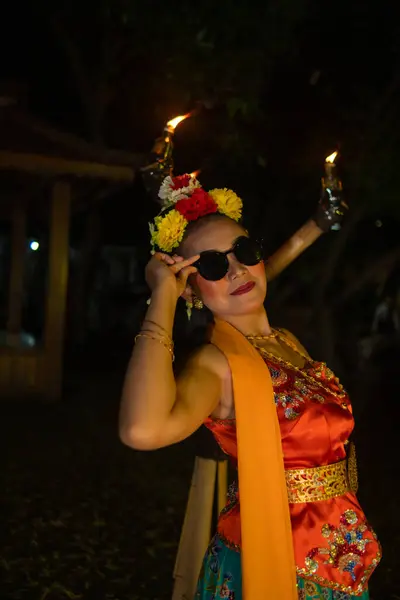 Uma Dançarina Asiática Tradicional Posa Com Óculos Sol Enquanto Dança — Fotografia de Stock