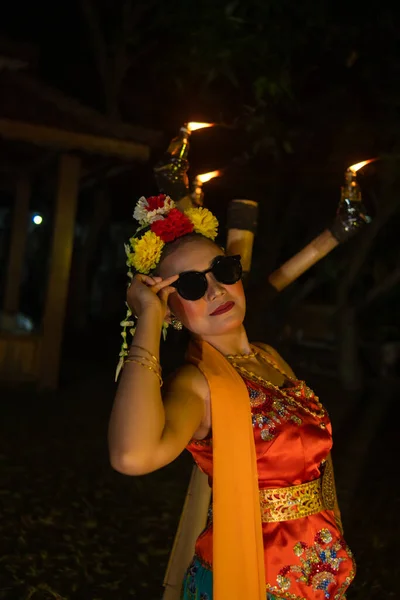 一个传统的亚洲舞者 晚上在舞台上跳舞时 戴着太阳镜摆出一副姿势 — 图库照片