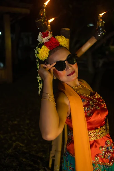 Tradycyjny Azjatycki Tancerz Pozuje Okularach Przeciwsłonecznych Podczas Tańca Scenie Nocy — Zdjęcie stockowe