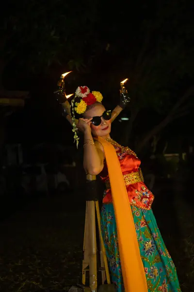 Tradycyjny Azjatycki Tancerz Pozuje Okularach Przeciwsłonecznych Podczas Tańca Scenie Nocy — Zdjęcie stockowe