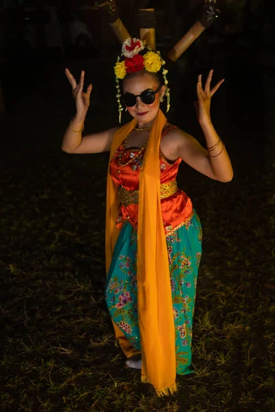 Indonesian Traditional Dancer Dances Sunglasses Orange Costume Beautiful Shawl Night — Stock Photo, Image