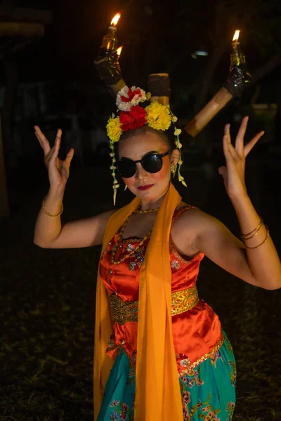 Egy Hagyományos Indonéz Táncos Táncol Napszemüvegben Egy Narancssárga Jelmez Egy — Stock Fotó