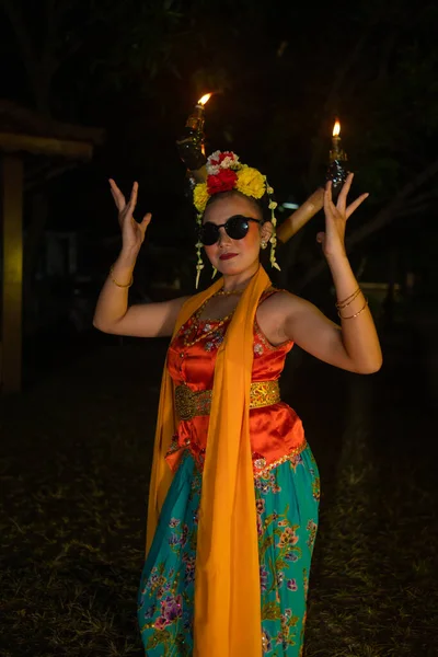 Uma Dançarina Indonésia Tradicional Dança Óculos Sol Traje Laranja Com — Fotografia de Stock