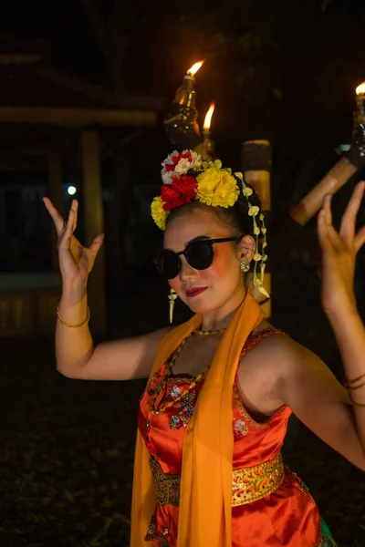 Indonesian Traditional Dancer Dances Sunglasses Orange Costume Beautiful Shawl Night — Stock Photo, Image