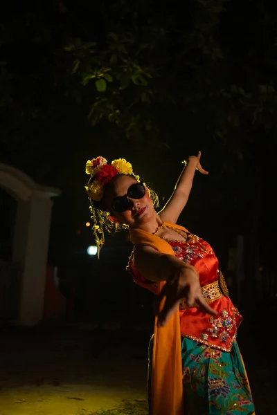 Een Sundanese Danseres Danst Zeer Behendig Terwijl Nachts Een Zonnebril — Stockfoto