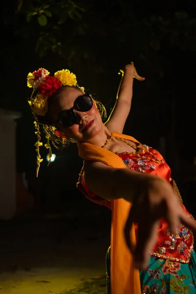 Uma Dançarina Sundanesa Dança Muito Agilmente Enquanto Usa Óculos Sol — Fotografia de Stock