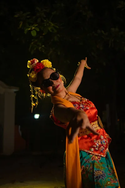 Una Ballerina Sundanese Balla Molto Agilmente Indossando Occhiali Sole Sul — Foto Stock