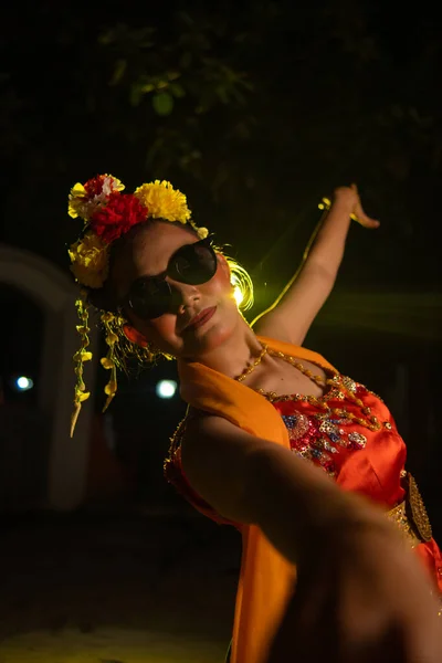 Сунданская Танцовщица Ловко Танцует Надевая Солнцезащитные Очки Лицо Ночью — стоковое фото