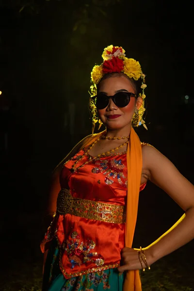 Une Danseuse Sundanaise Pose Devant Une Lumière Éclatante Portant Costume — Photo