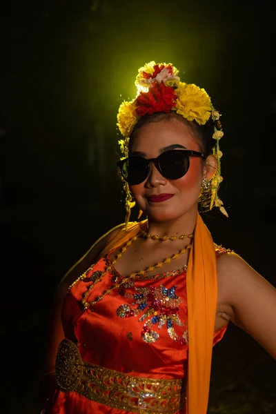Sundanese Dancer Poses Front Shining Light While Wearing Orange Costume — Stock Photo, Image