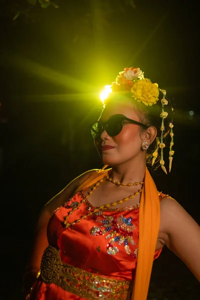 Uma Dançarina Sundanesa Posa Frente Uma Luz Brilhante Enquanto Usa — Fotografia de Stock