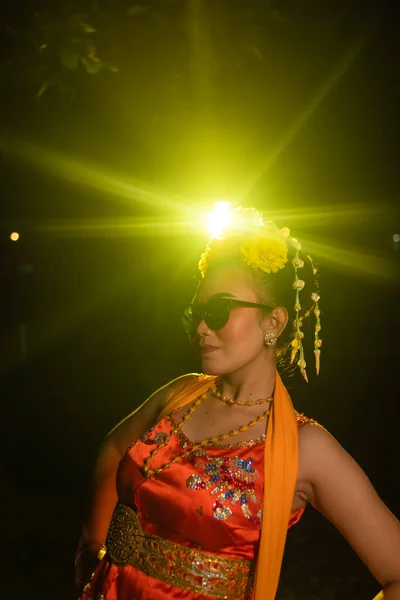 Egy Sundanese Táncos Pózol Ragyogó Fény Előtt Miközben Narancssárga Jelmezt — Stock Fotó