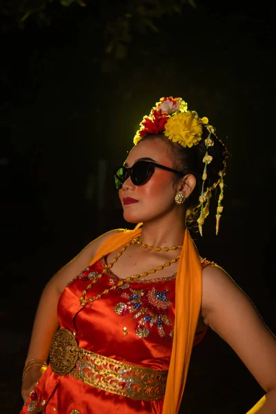 Egy Sundanese Táncos Pózol Ragyogó Fény Előtt Miközben Narancssárga Jelmezt — Stock Fotó