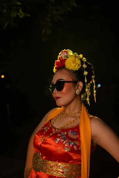 Une Danseuse Sundanaise Pose Devant Une Lumière Éclatante Portant Costume — Photo