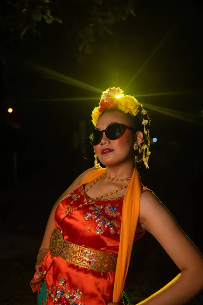 Sundanese Dancer Poses Front Shining Light While Wearing Orange Costume — Stock Photo, Image