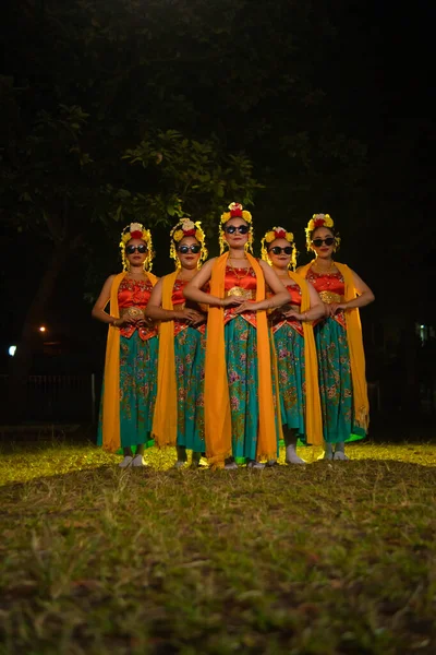 Grupo Bailarines Javaneses Tradicionales Pie Trajes Mantones Color Naranja Gafas — Foto de Stock