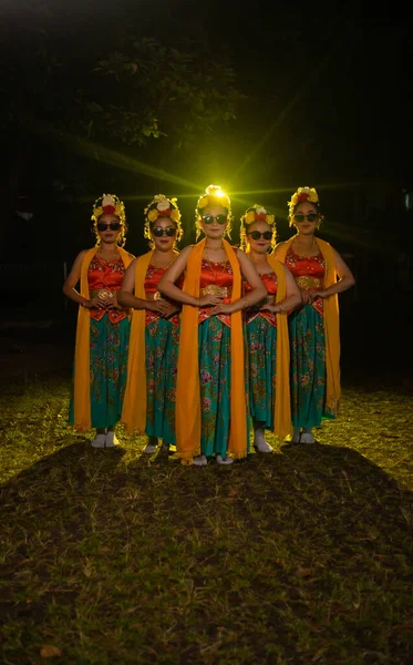 Gruppo Ballerini Tradizionali Indonesiani Balla Con Loro Amici Davanti Alle — Foto Stock