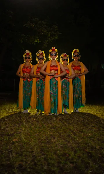 一群印度尼西亚传统舞蹈家与他们的朋友在晚上的舞台灯光前跳舞 — 图库照片