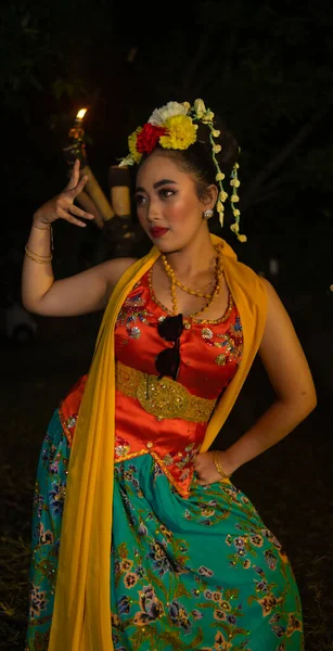 Portrait Traditional Dancer Dancing Her Hands Very Gracefully Stage Night — Stock Photo, Image