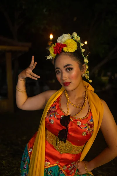 Portrait Traditional Dancer Dancing Her Hands Very Gracefully Stage Night — Stock Photo, Image