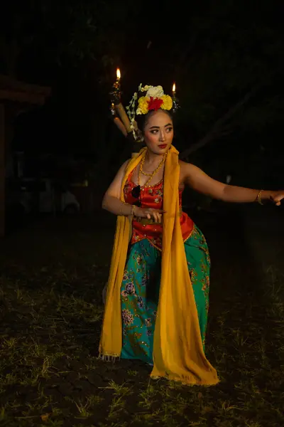 Retrato Uma Dançarina Tradicional Sundanesa Dançando Com Lenço Laranja Pendurado — Fotografia de Stock