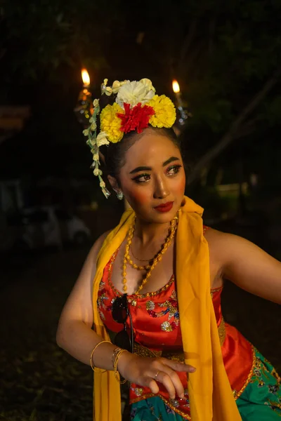 Портрет Традиційної Сунданської Танцюристки Помаранчевим Шарфом Звисає Вночі — стокове фото