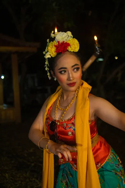 Portret Tradycyjnej Tancerki Sundańskiej Tańczącej Pomarańczowym Szalikiem Zwisającym Nocy Jej — Zdjęcie stockowe