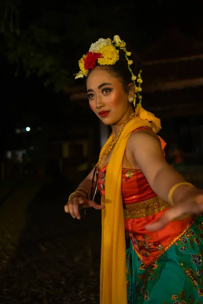 Ritratto Una Ballerina Tradizionale Sundanese Che Balla Con Una Sciarpa — Foto Stock