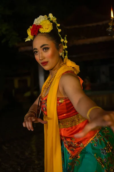 一位传统的桑达人舞蹈家的画像 她晚上带着一条橙色围巾在身体下面跳舞 — 图库照片