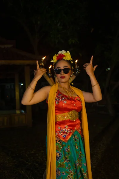 Портрет Традиционной Яванской Танцовщицы Танцующей Красивыми Движениями Рук Время Ношения — стоковое фото