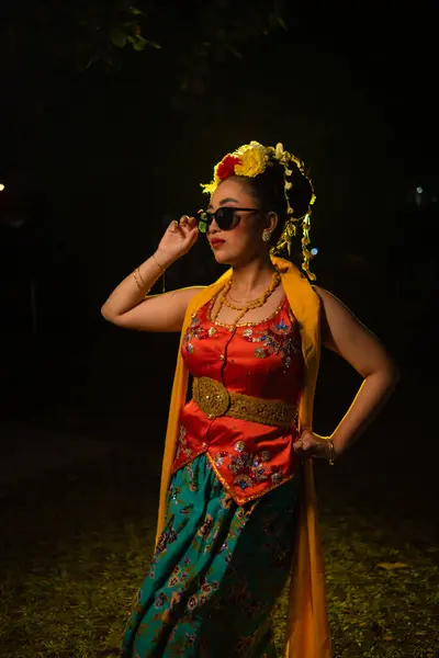 Портрет Традиционной Яванской Танцовщицы Танцующей Красивыми Движениями Рук Время Ношения — стоковое фото