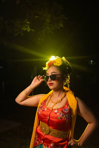 Μια Όμορφη Sundanese Χορεύτρια Θέτει Και Χορεύει Ένα Λαμπερό Φόρεμα — Φωτογραφία Αρχείου
